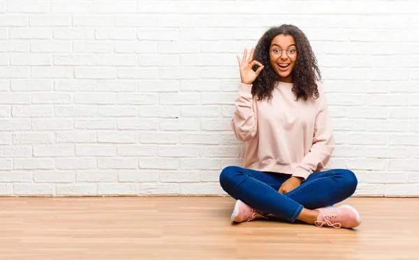 Jong Afrikaans Amerikaans Zwart Vrouw Gevoel Succesvol Tevreden Glimlachen Met — Stockfoto