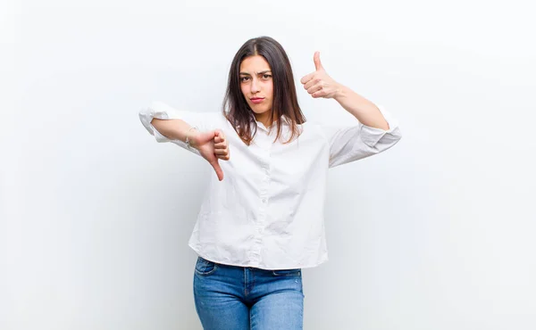 Joven Bonita Mujer Sintiéndose Confundida Despistada Insegura Ponderando Bueno Malo — Foto de Stock