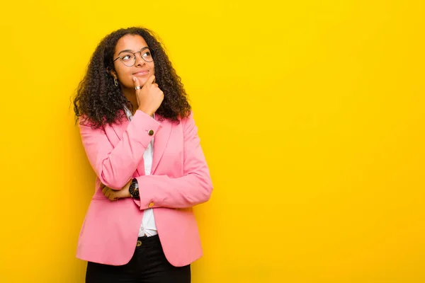 Zwart Zakenvrouw Gevoel Bedachtzaam Afvragen Verbeelden Ideeën Dagdromen Kijken Omhoog — Stockfoto