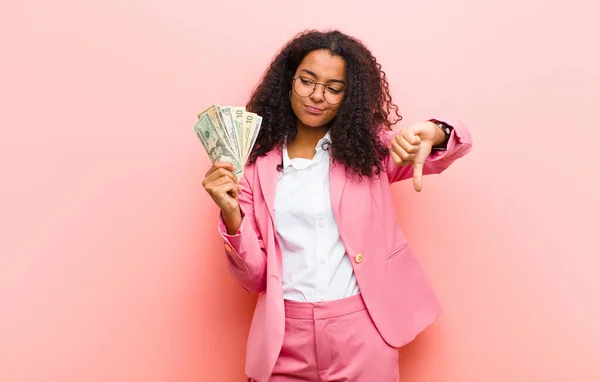 Junge Schwarze Hübsche Frau Mit Dollarnoten Vor Rosa Wandhintergrund — Stockfoto