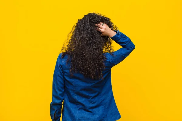 Jovem Mulher Bonita Pensando Duvidar Coçando Cabeça Sentindo Confuso Confuso — Fotografia de Stock