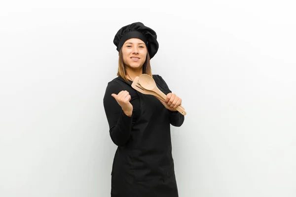 Aşçı Kadın Neşeli Tesadüfen Fotokopi Alanını Işaret Ederek Gülümsüyor Beyaz — Stok fotoğraf
