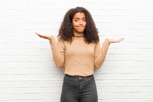 Joven Mujer Negra Sintiéndose Perpleja Confundida Dudando Ponderando Eligiendo Diferentes — Foto de Stock