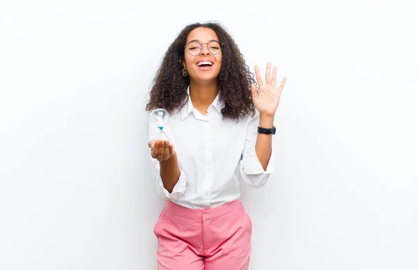 Jong Mooi Zwart Vrouw Met Een Zand Timer Klok Tegen — Stockfoto