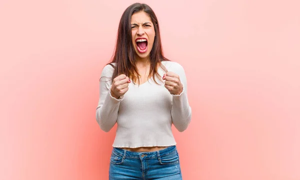 Jovem Mulher Bonita Gritando Agressivamente Com Irritado Frustrado Olhar Irritado — Fotografia de Stock