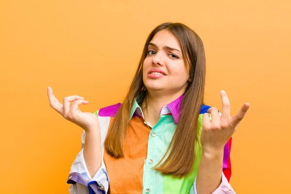 Junge Hübsche Frau Zuckt Mit Einem Stummen Verrückten Verwirrten Verwirrten — Stockfoto