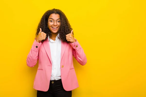 Negro Mujer Negocios Sonriendo Ampliamente Buscando Feliz Positivo Seguro Exitoso — Foto de Stock
