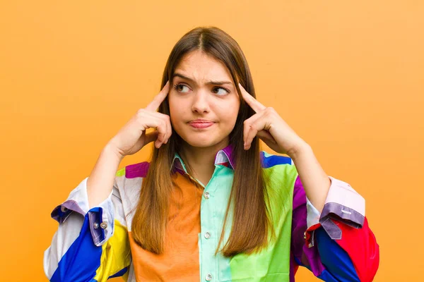 Jonge Mooie Vrouw Kijken Geconcentreerd Denken Hard Een Idee Verbeelden — Stockfoto