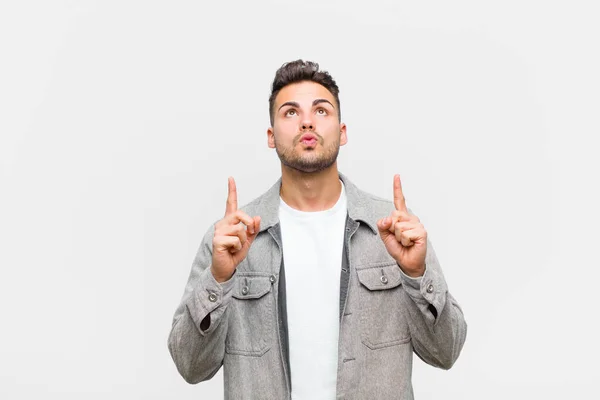 Giovane Uomo Ispanico Guardando Scioccato Stupito Aperto Bocca Aperta Puntando — Foto Stock