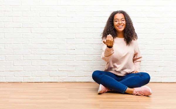 Giovane Donna Nera Afroamericana Sentirsi Felice Successo Fiducioso Fronte Una — Foto Stock