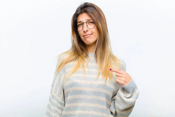 Giovane Bella Donna Guardando Orgoglioso Fiducioso Felice Sorridente Indicando Stessi — Foto Stock