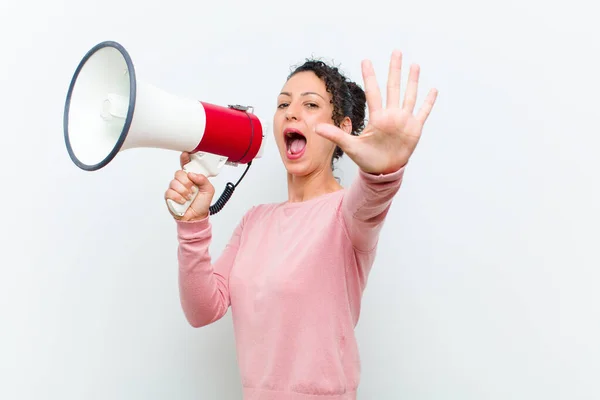 Jovem Mulher Bonita Com Megafone Contra Parede Branca — Fotografia de Stock