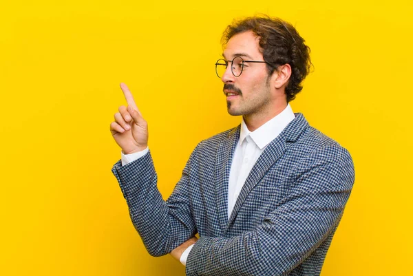 Junger Gutaussehender Mann Lächelt Glücklich Und Schaut Seitwärts Fragt Sich — Stockfoto