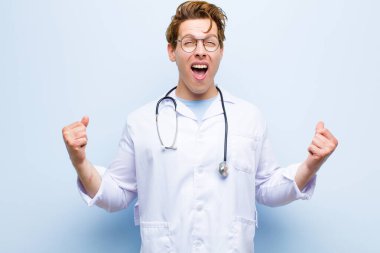 Genç kızıl saçlı doktor öfkeli bir ifadeyle ya da mavi duvara karşı başarıyı kutlayan yumruklarla agresif bir şekilde bağırıyor.