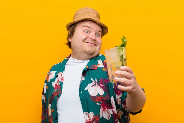 Junger Großer Mann Mit Einem Mojito Drink Gegen Flache Wand — Stockfoto