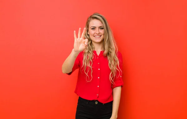 Jonge Blonde Vrouw Glimlachen Kijken Vriendelijk Tonen Nummer Drie Derde — Stockfoto