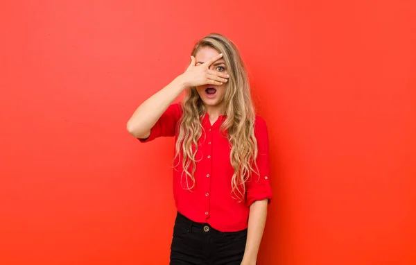 Ung Blond Kvinna Ser Chockad Rädd Eller Skräckslagen Täcker Ansiktet — Stockfoto