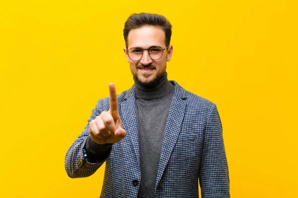 Jovem Bonito Homem Sorrindo Orgulhosamente Confiantemente Fazendo Número Pose Triunfante — Fotografia de Stock