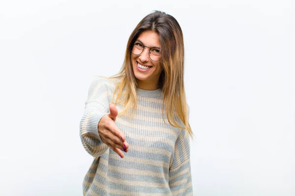 Giovane Bella Donna Sorridente Guardando Felice Fiducioso Amichevole Offrendo Una — Foto Stock