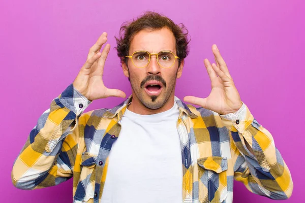 Jeune Homme Beau Criant Les Mains Air Sentant Furieux Frustré — Photo