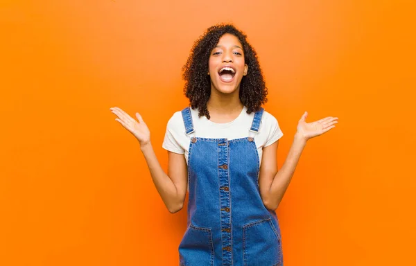 Jonge Mooie Zwarte Vrouw Voelt Zich Gelukkig Opgewonden Verrast Geschokt — Stockfoto