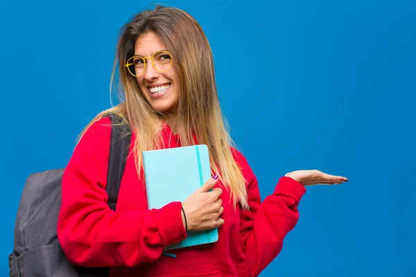 Joven Estudiante Bonita Sosteniendo Objeto Con Ambas Manos Espacio Copia —  Fotos de Stock