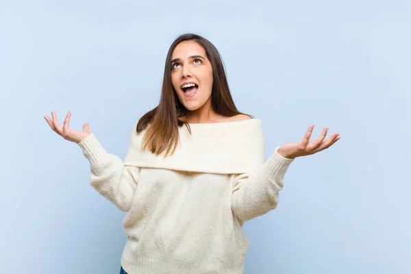 Joven Bonita Mujer Sintiéndose Feliz Asombrada Afortunada Sorprendida Celebrando Victoria — Foto de Stock