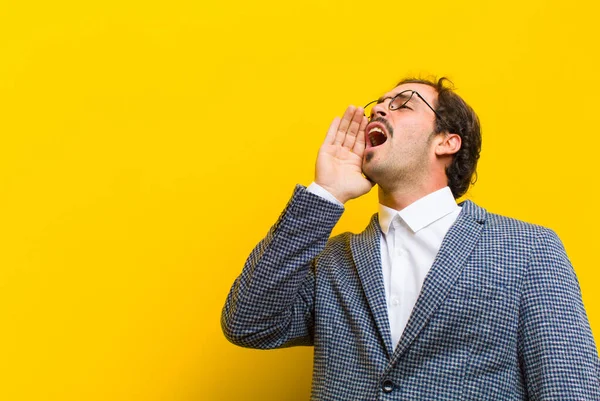 Joven Hombre Guapo Gritando Fuerte Furioso Para Copiar Espacio Lado — Foto de Stock