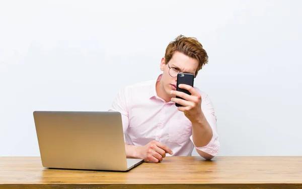 Jovem Empresário Cabeça Vermelha Trabalhando Sua Mesa Com Telefone Monile — Fotografia de Stock