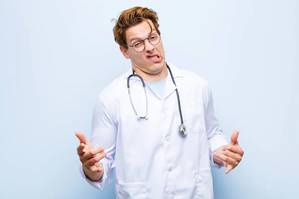 의사가 멍청하고 스러운 표정으로 움츠리고 있습니다 — 스톡 사진