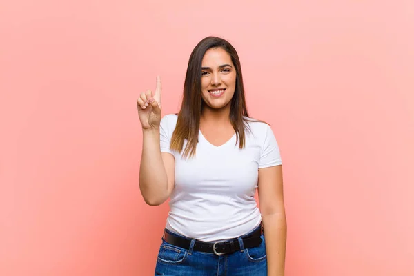 Joven Mujer Bastante Hispana Sonriendo Alegre Felizmente Apuntando Hacia Arriba —  Fotos de Stock