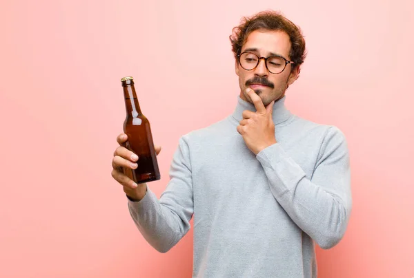 Jovem Bonito Homem Dançando Com Uma Cerveja Contra Rosa Parede — Fotografia de Stock