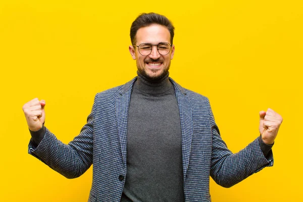 Jovem Homem Bonito Olhar Extremamente Feliz Surpreso Celebrando Sucesso Gritando — Fotografia de Stock