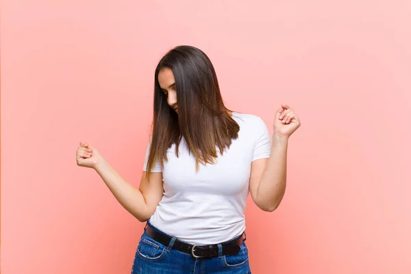 Joven Mujer Bastante Hispana Sonriendo Felizmente Con Cara Divertida Bromeando — Foto de Stock