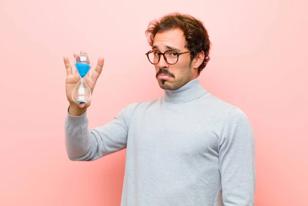 Jonge Knappe Man Met Een Zand Klok Timer Tegen Roze — Stockfoto