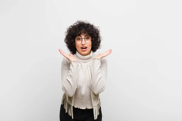 Jovem Bonita Afro Mulher Olhando Feliz Animado Chocado Com Uma — Fotografia de Stock