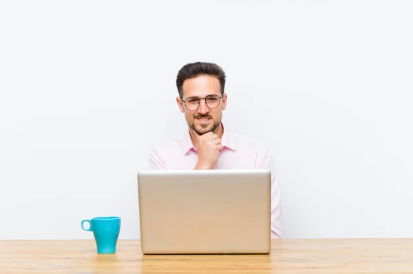 Jonge Knappe Zakenman Die Gelukkig Uitziet Glimlacht Met Hand Kin — Stockfoto