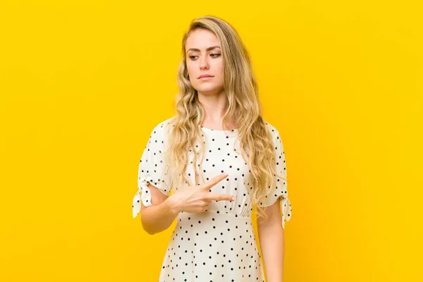 Jovem Loira Sentindo Feliz Positiva Bem Sucedida Com Mão Fazendo — Fotografia de Stock