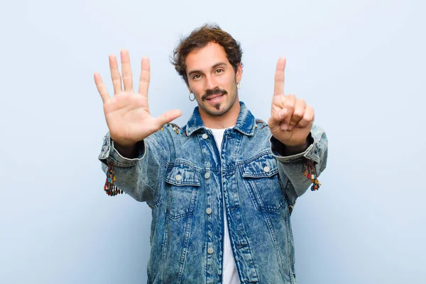 Jovem Bonito Homem Sorrindo Olhando Amigável Mostrando Número Seis Sexto — Fotografia de Stock