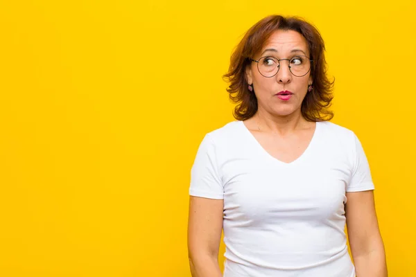 Middle Age Woman Feeling Shocked Happy Amazed Surprised Looking Side — Stock Photo, Image