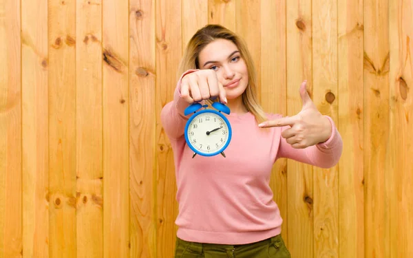 Ung Söt Blond Kvinna Med Väckarklocka Mot Trävägg — Stockfoto