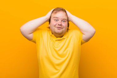 Heyecanlı ve şaşırmış görünüyor, ağzı açık, elleri başının üstünde, şanslı bir kazanan gibi hissediyor.