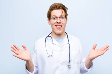 Genç kızıl saçlı doktor mutlu ve heyecanlı görünüyordu. Beklenmedik bir sürprizle şoke olmuştu. İki eli de mavi duvarın yanında açıktı.