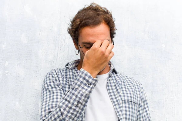 Giovane Uomo Bello Sensazione Stress Infelice Frustrato Toccare Fronte Soffrire — Foto Stock