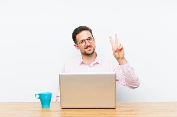 Junger Gutaussehender Geschäftsmann Lächelt Und Sieht Glücklich Unbeschwert Und Positiv — Stockfoto