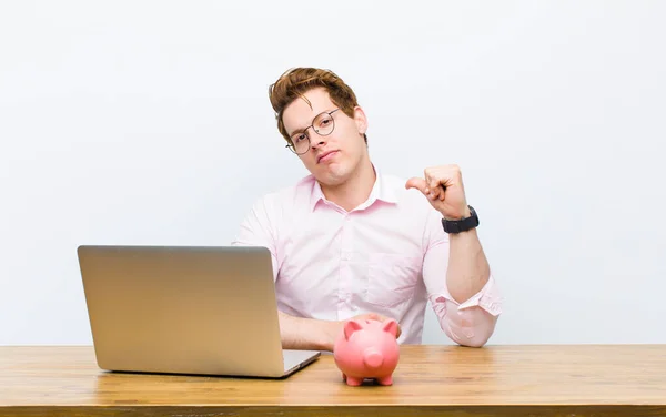 Joven Hombre Negocios Pelirrojo Trabajando Escritorio Con Una Alcancía — Foto de Stock