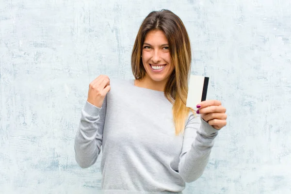 Junge Hübsche Frau Mit Kreditkarte Gegen Grunge Wand — Stockfoto