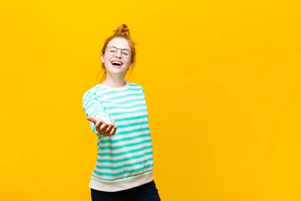 Genç Kızıl Saçlı Kadın Gülümsüyor Mutlu Kendinden Emin Arkadaş Canlısı — Stok fotoğraf