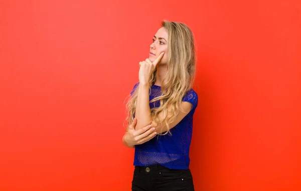 Jonge Blonde Vrouw Met Een Geconcentreerde Blik Zich Afvragend Met — Stockfoto