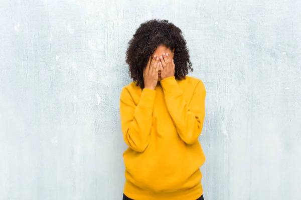 Jovem Bonita Mulher Negra Sentindo Triste Frustrado Nervoso Deprimido Cobrindo — Fotografia de Stock